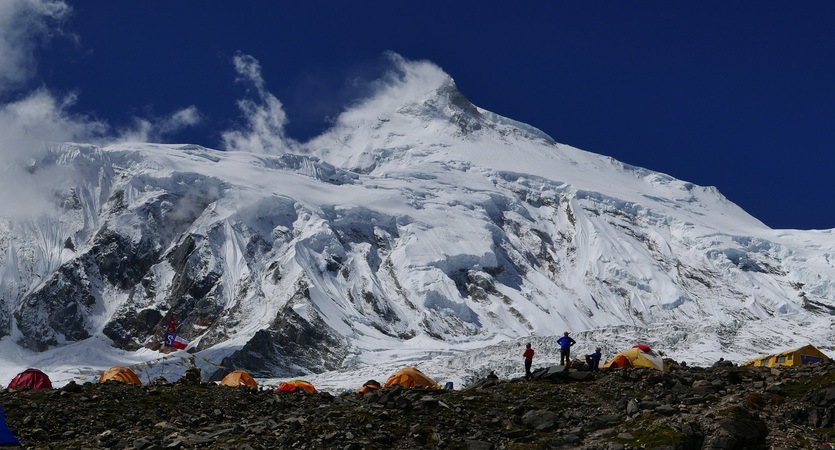 climbing manaslu peak