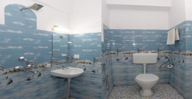Mega Hotel Classic Triple Bathroom